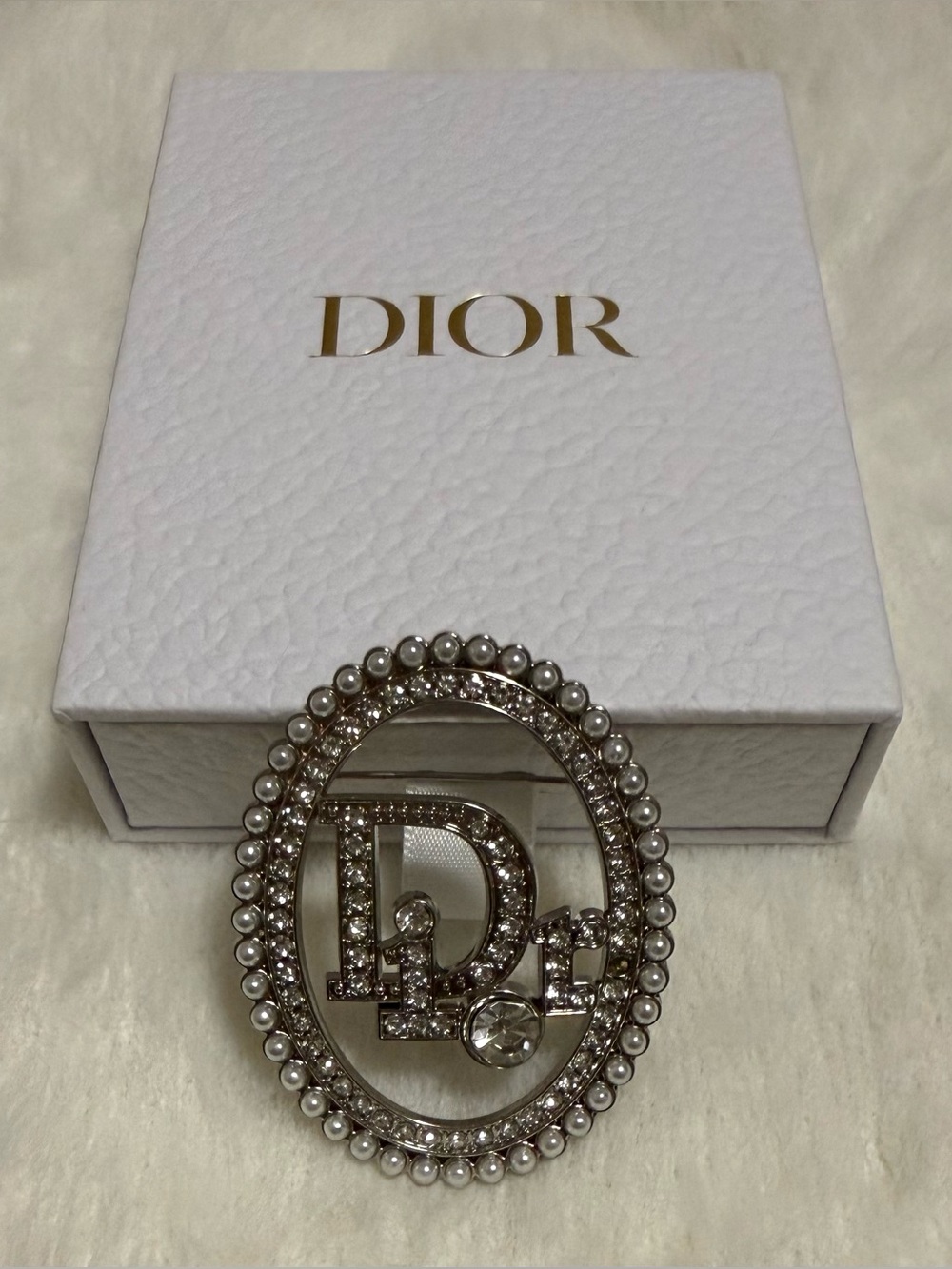 Stunning Pearl Crystal Brooch in Silver-tone